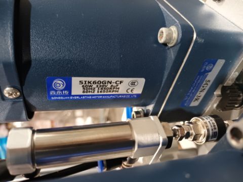 Advanced Dynamics Bottling Line Cleaning bottle by both liquid or air