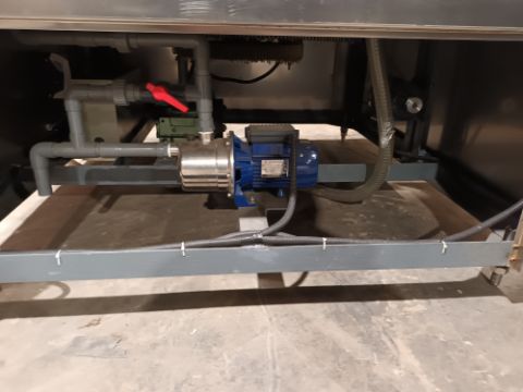 Advanced Dynamics Bottling Line Cleaning bottle by both liquid or air