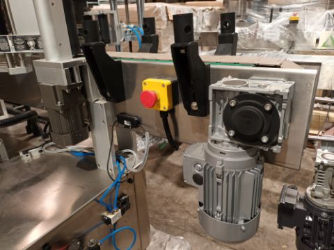 Advanced Dynamics Bottling Line Cleaning bottle by both liquid or air